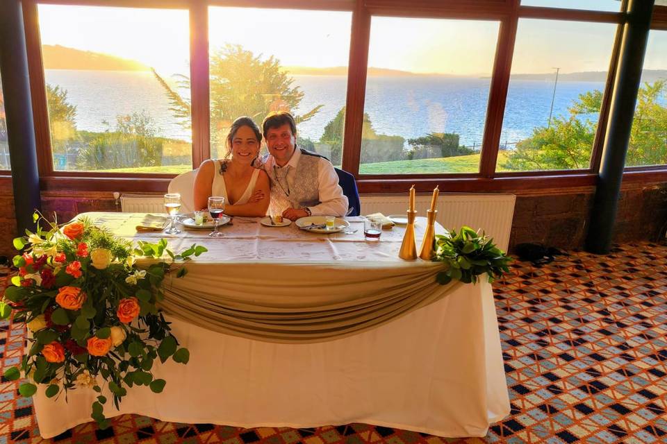 Novios felices en su mesa