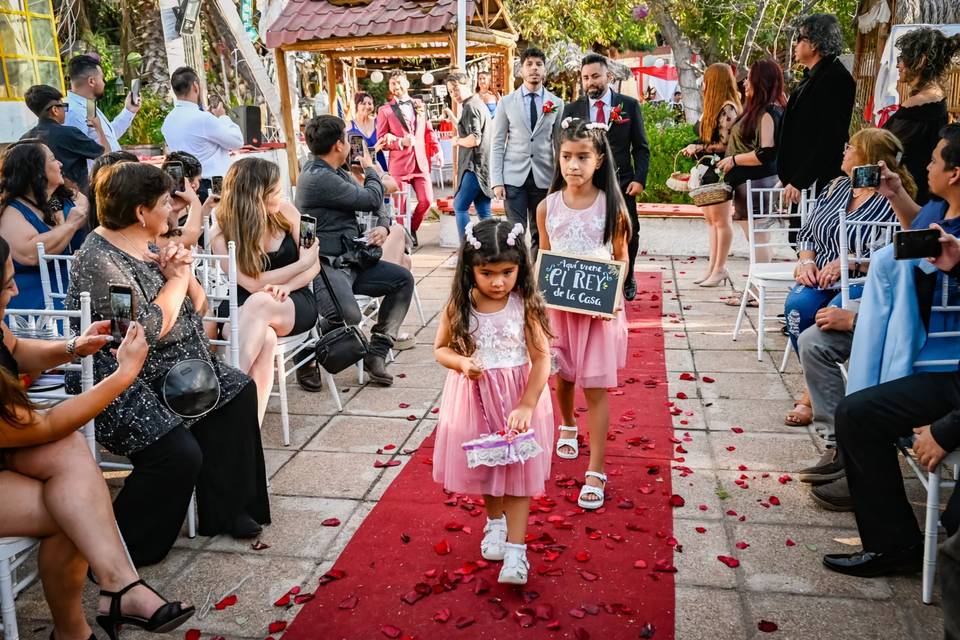 Hijos entrado a la ceremonia.