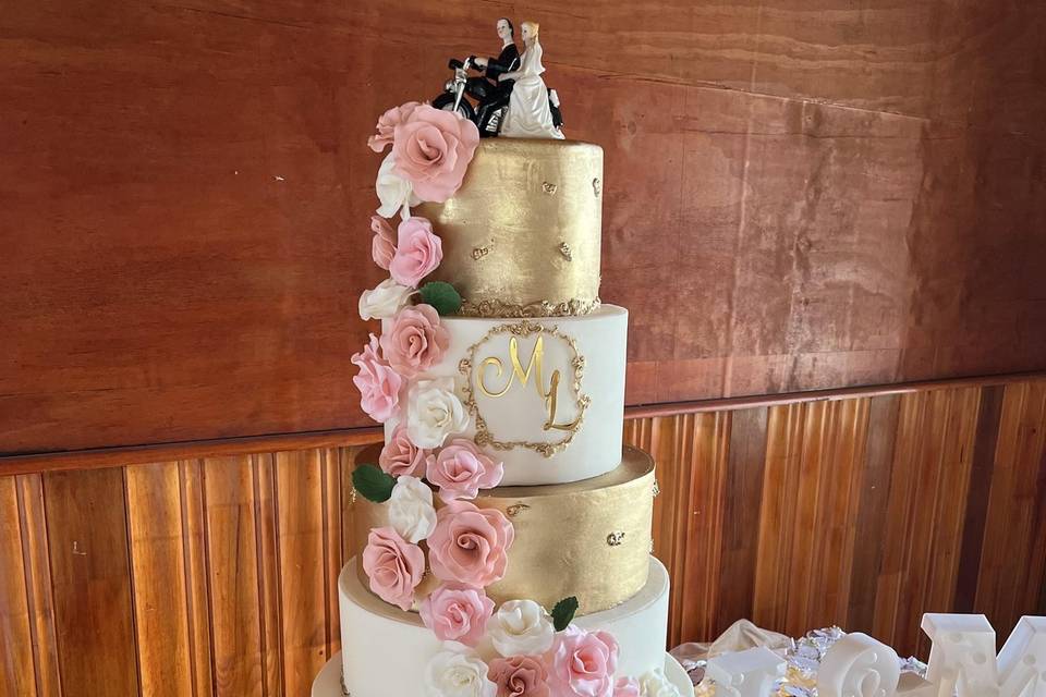 Torta Fondant y flores azucar