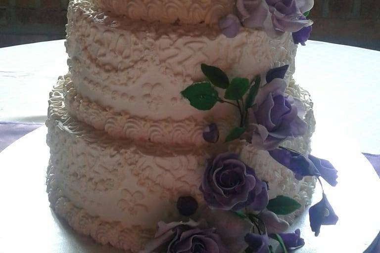 Torta de boda con rosas lilas