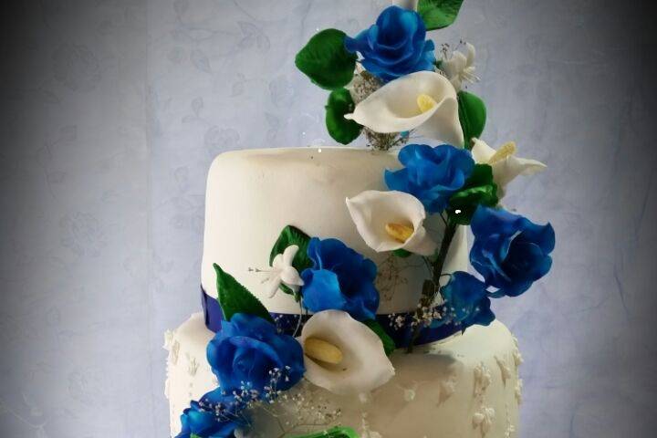 Torta de calas y rosas azules