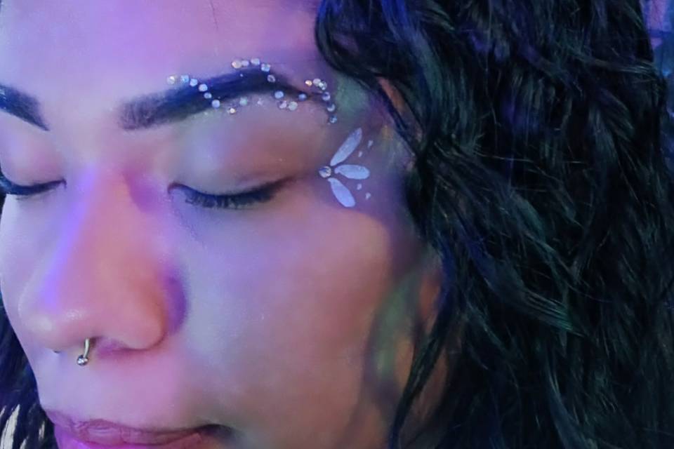 Makeup con piedras y strass