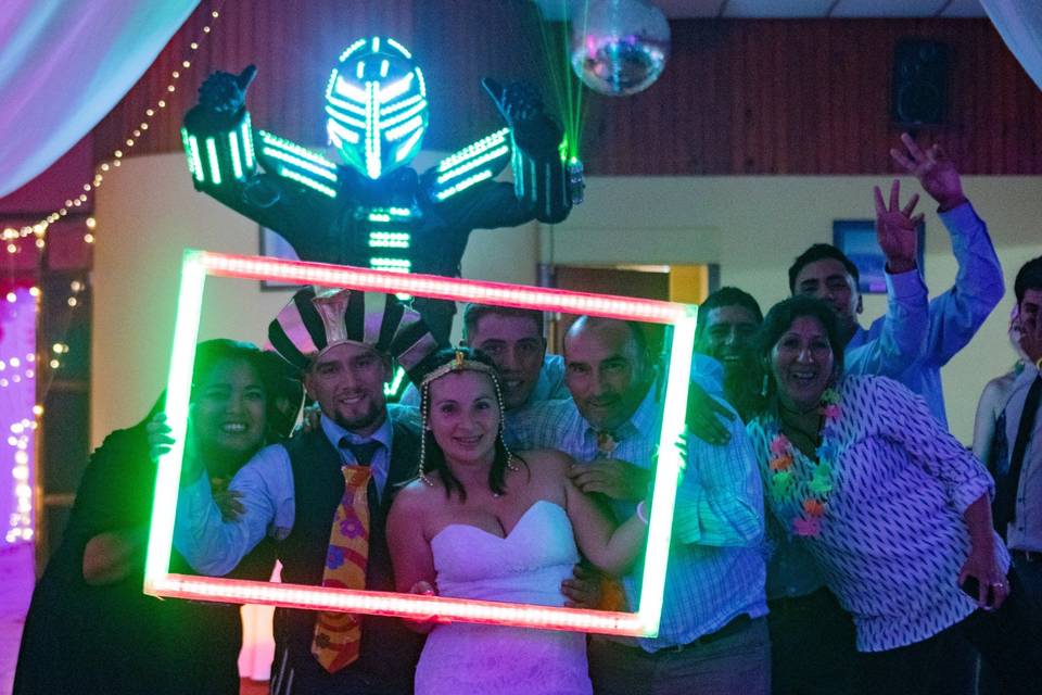 Marco selfie novia y amigos