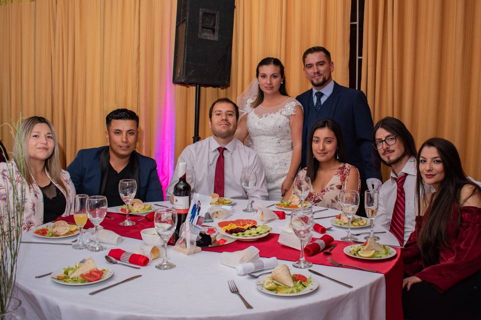 Amigos con los novios