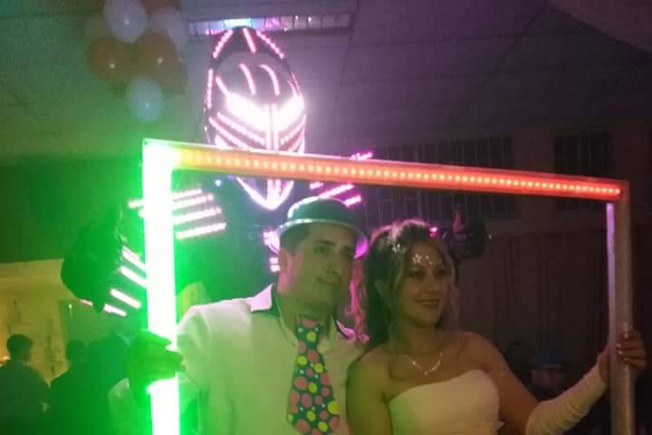 Novios con robot led