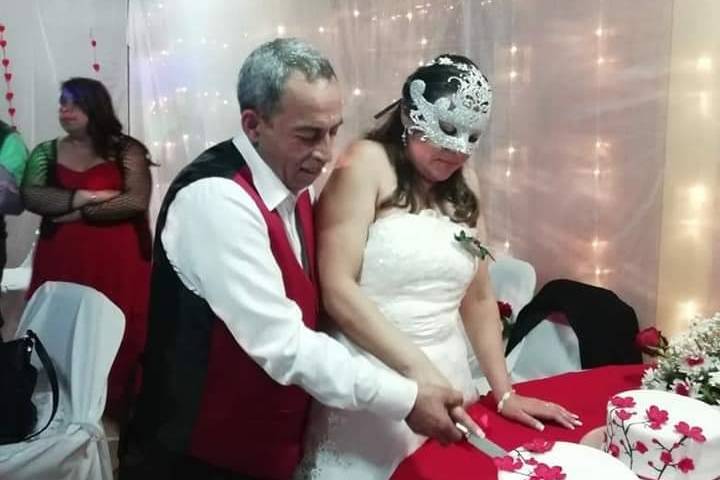 Novios cortando la torta