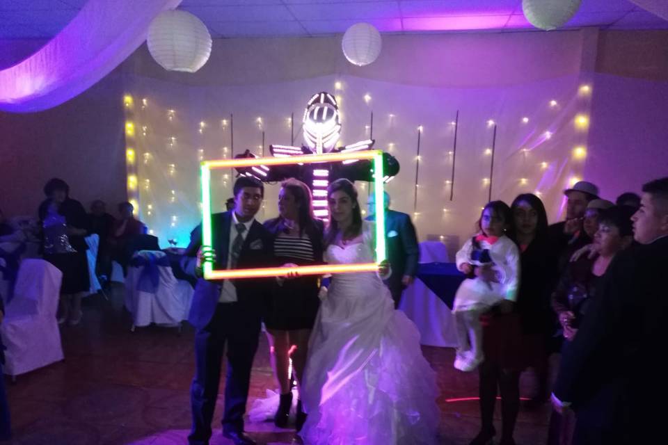 Novios con robot led