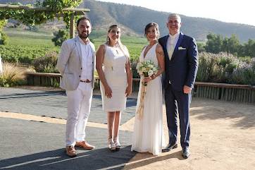 Novios felices con su boda