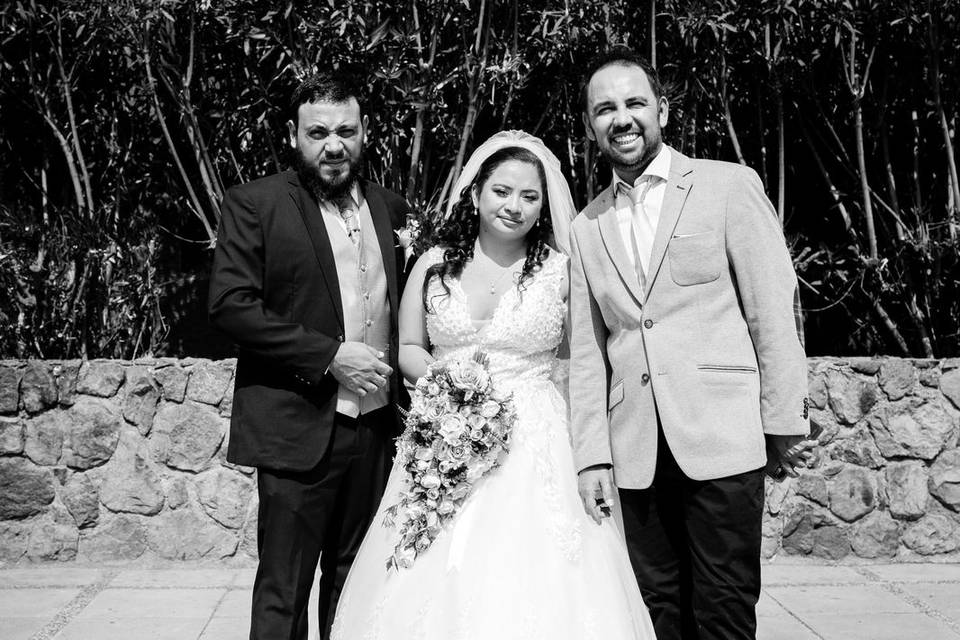 Novios y oficiante