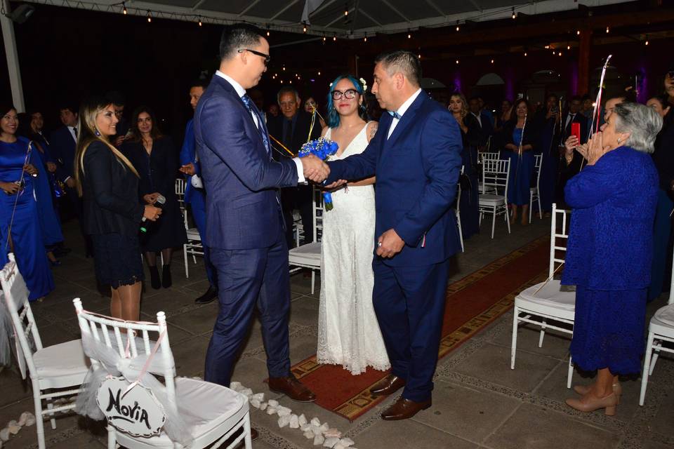 Entrega a la novia en el altar