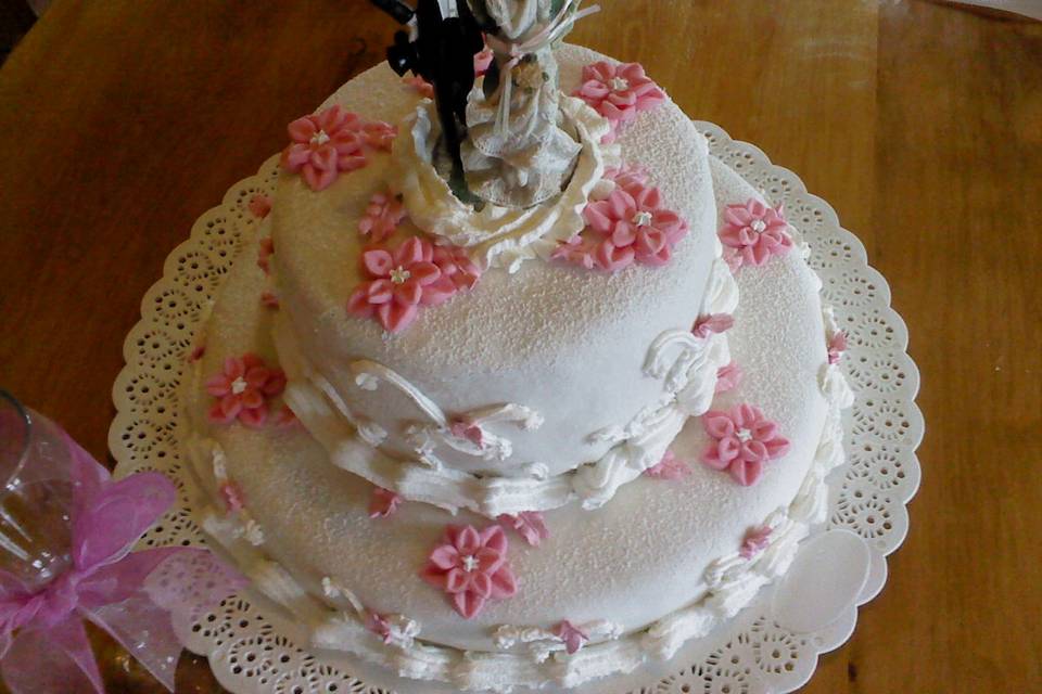Torta de novios decorada en fondant y flores de papel