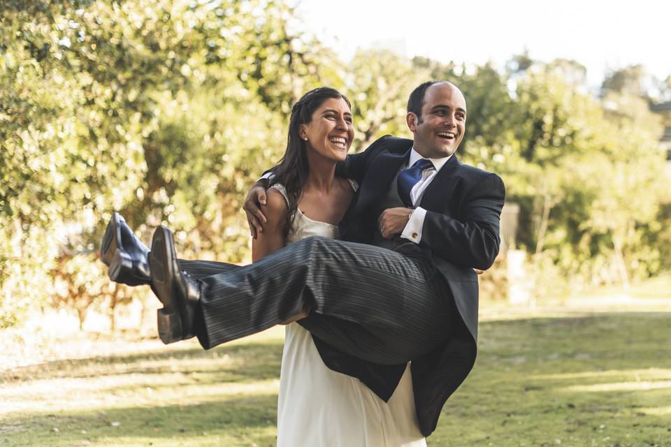 Novio en brazos de la novia