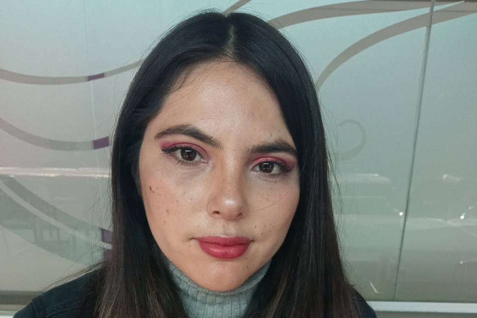 Maquillaje en tonos burdeos