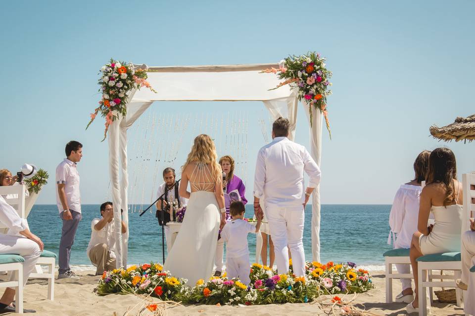 Ceremonia a la orilla del mar