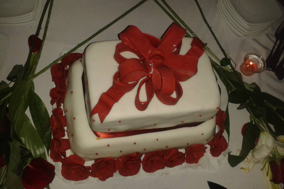 Torta de novios en tonos rojos