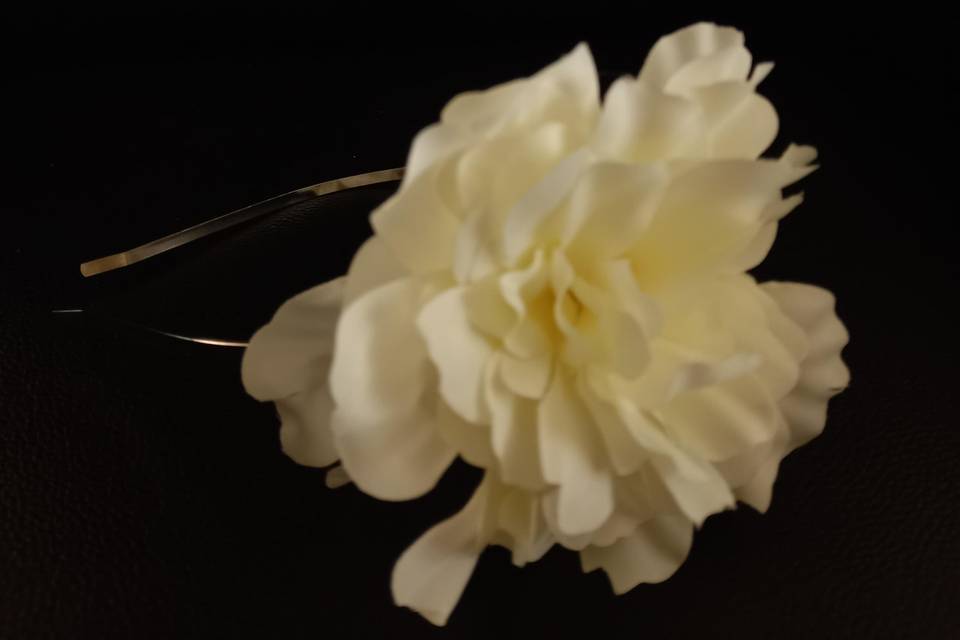 Cintillo con flor color crema