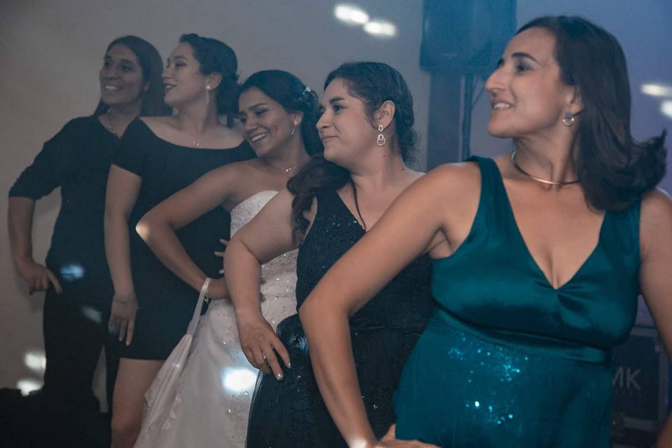 Baile de novia y amigas