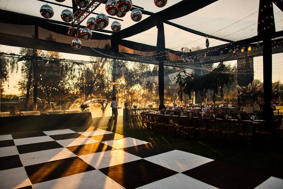 Carpa trasparente con atardecer