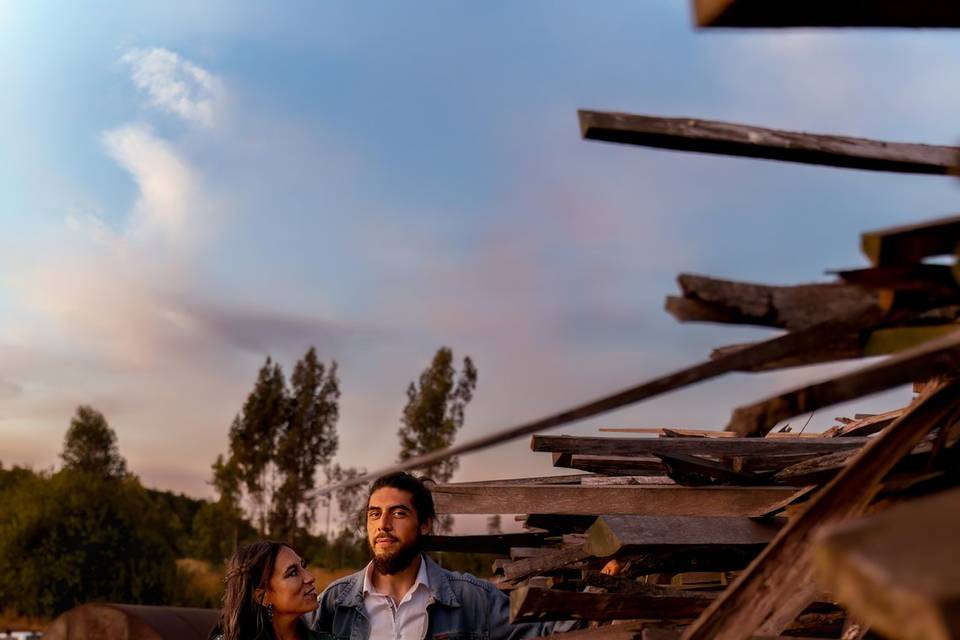 Pareja en medio de un campo