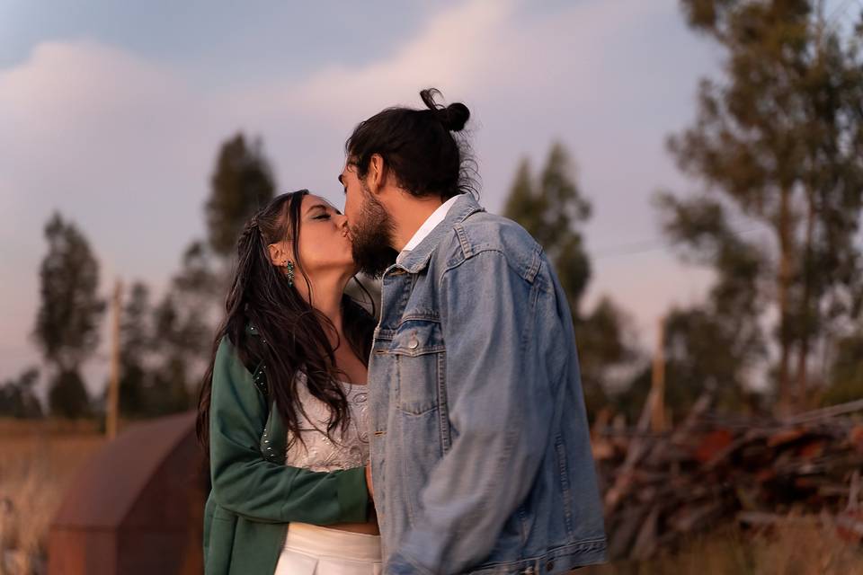 Novios dándose un beso