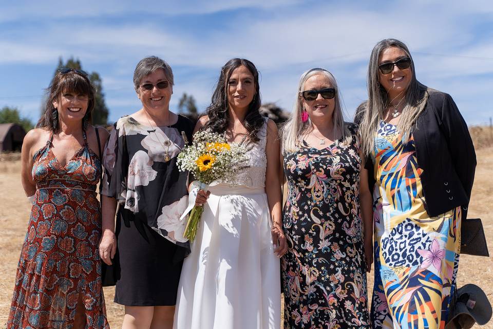 Novia posando con las invitadas