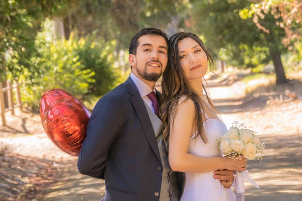 Pareja posando con un globo rojo