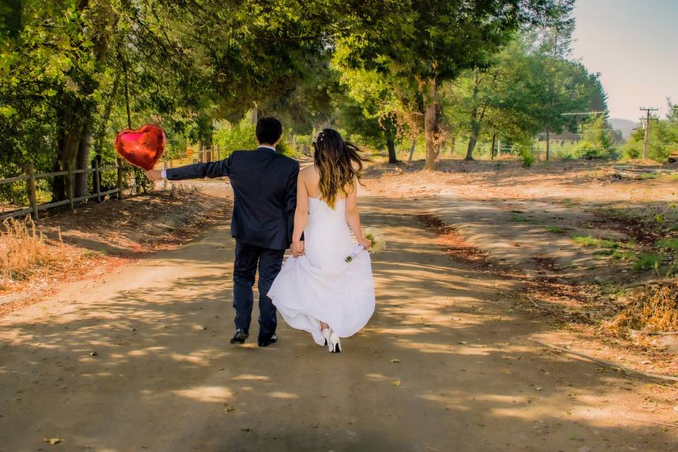 Pareja caminado por un camino de tierra