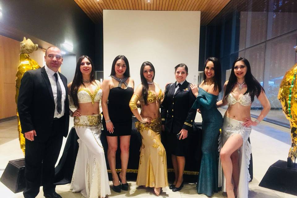 Bailarinas y cantastes.