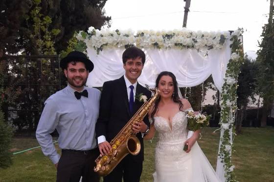 Novios y músico