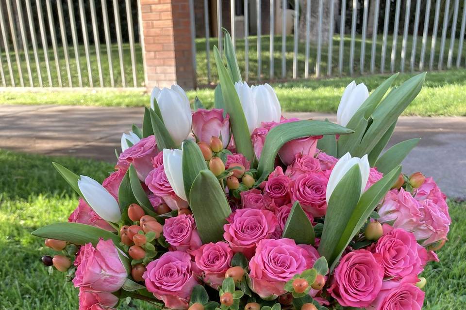 Florero mini rosas y tulipanes