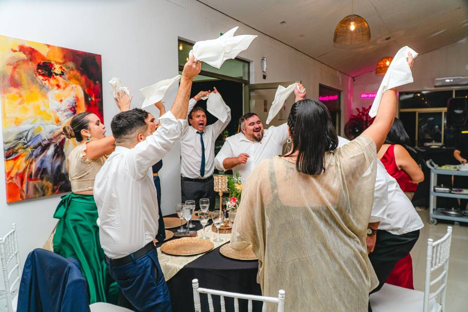 Invitados reciben a novios