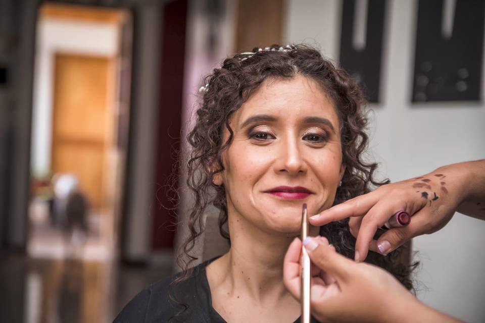 Maquillaje y peiando novia