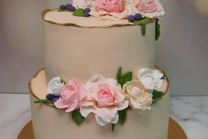 Torta con flores hechas a mano