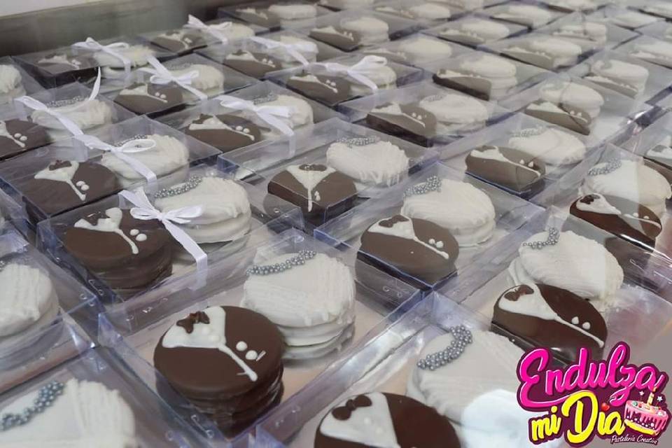 Cajitas de alfajores novios