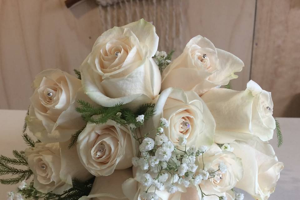 Ramo de novia 12 rosas blancas