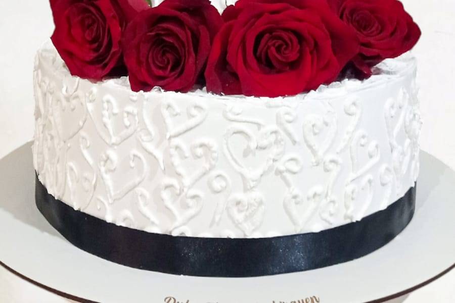 Torta con rosas naturales