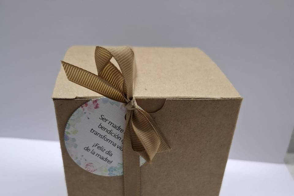 Caja con cinta y tarjeta