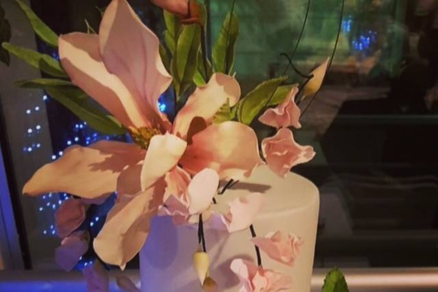 Magnolia grandiflora y rosas