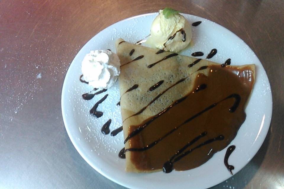 Crepe con dulce de leche y crema