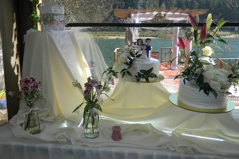 Decoracion mesa torta novios