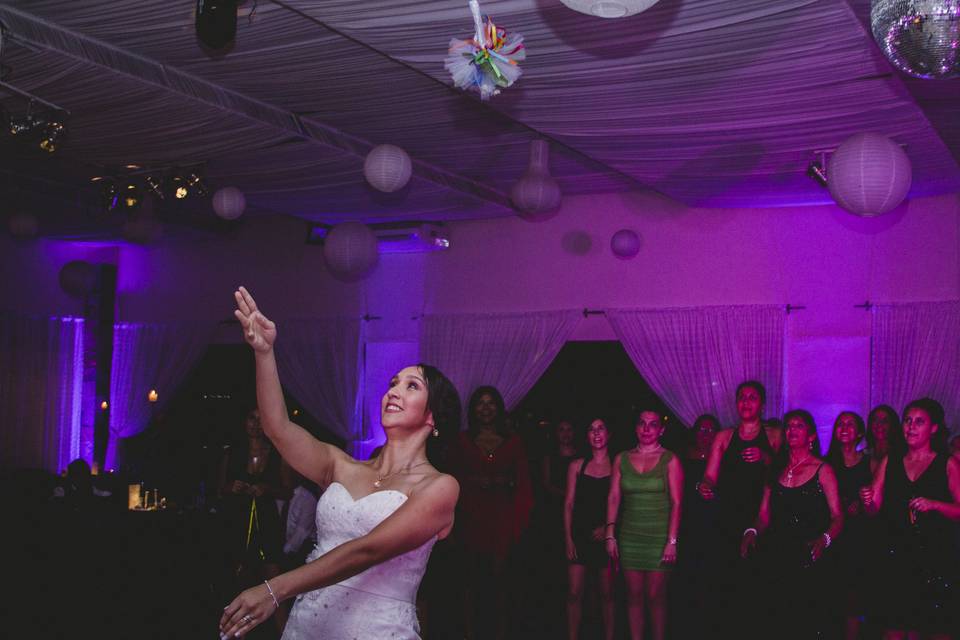 La novia tira el ramo