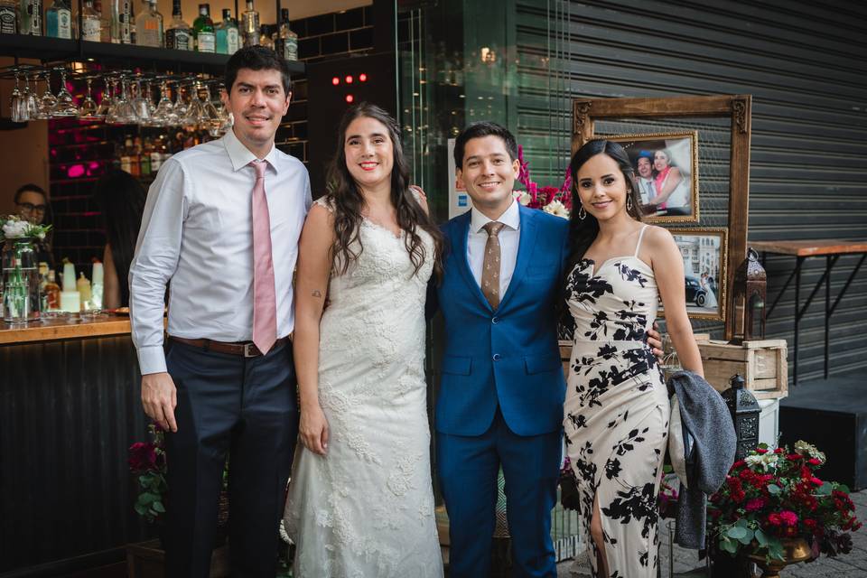 Novios con invitados