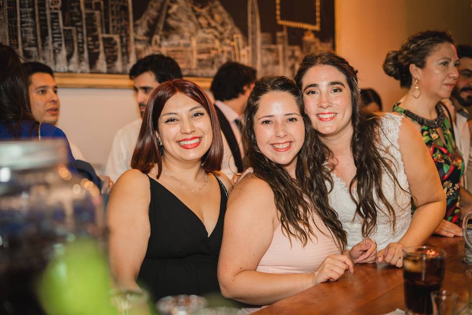 Novia y amigas en la barra