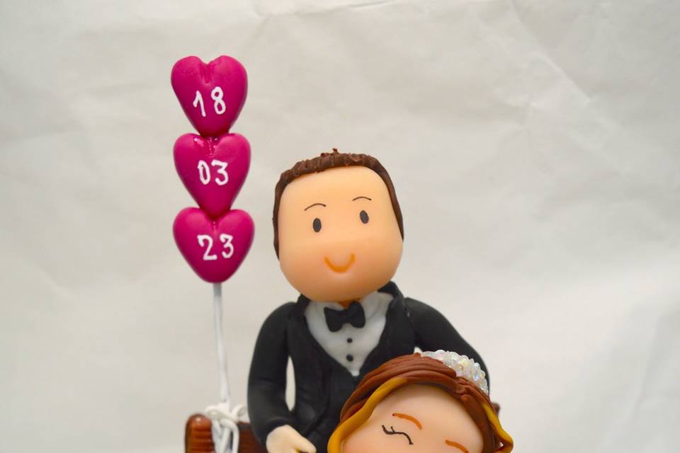 Novios en banca y globos