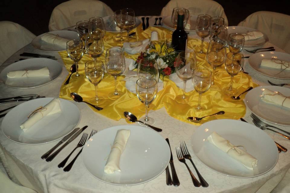 Montaje de mesa en amarillo