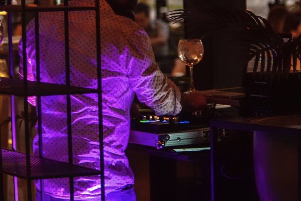 Salón vinos con DJ