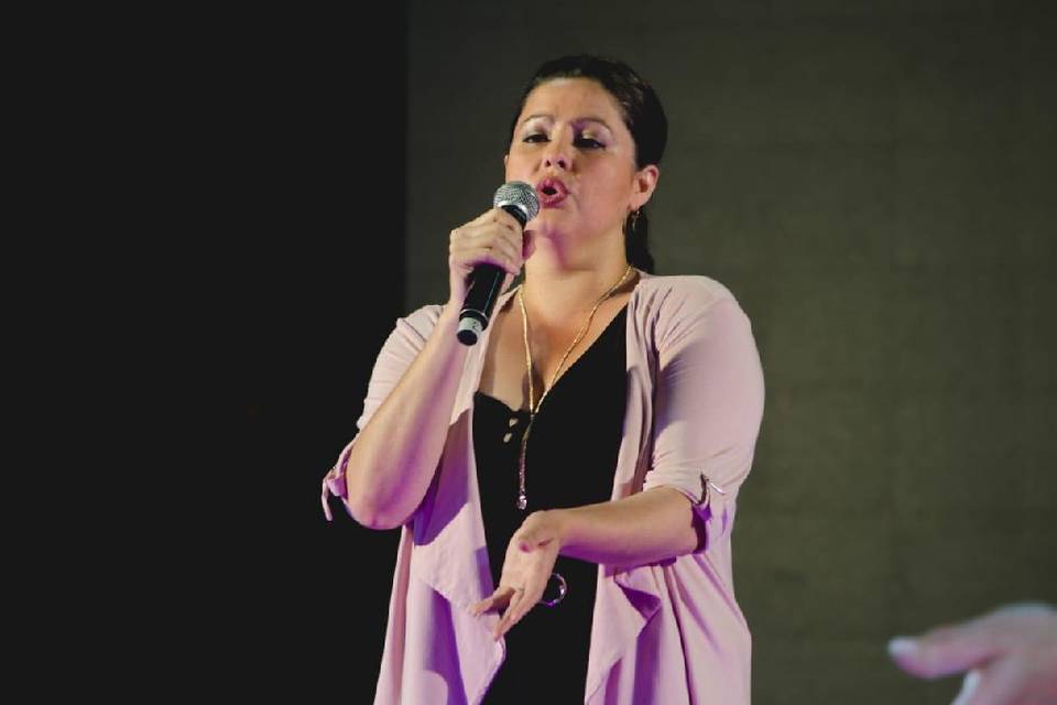 Andrea Inés - Cantante