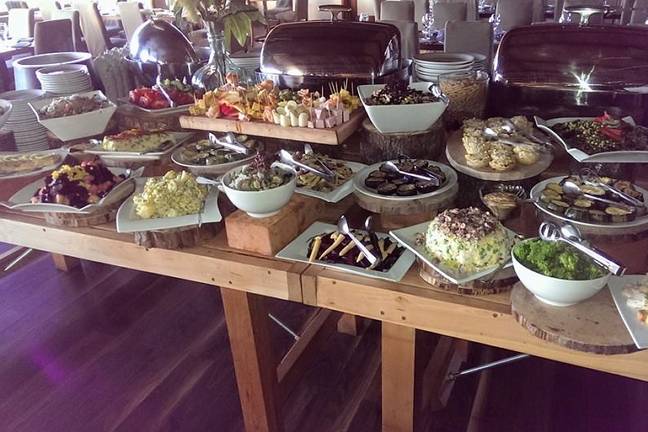 Buffet de carnes y verduras