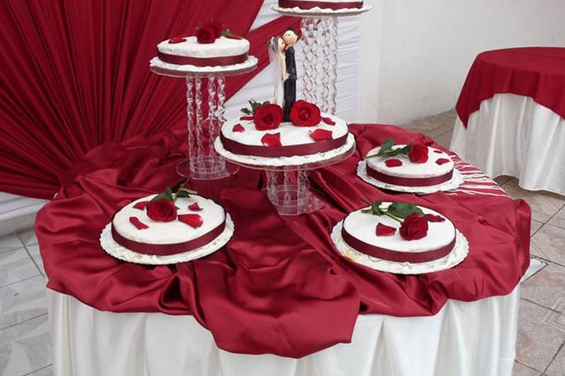 Torta rosas burdeo