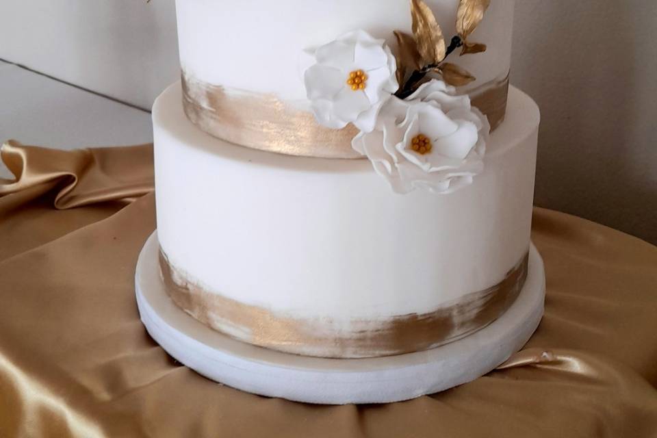 Torta blanca y dorada